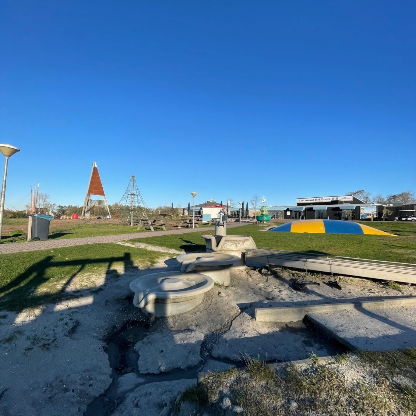 Hauptgebäude mit Rezeption, Restaurant, großer Spielplatz Siblu Lauwersoog
